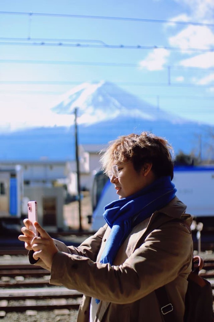 Taking a photo with Mount Fuji in the background